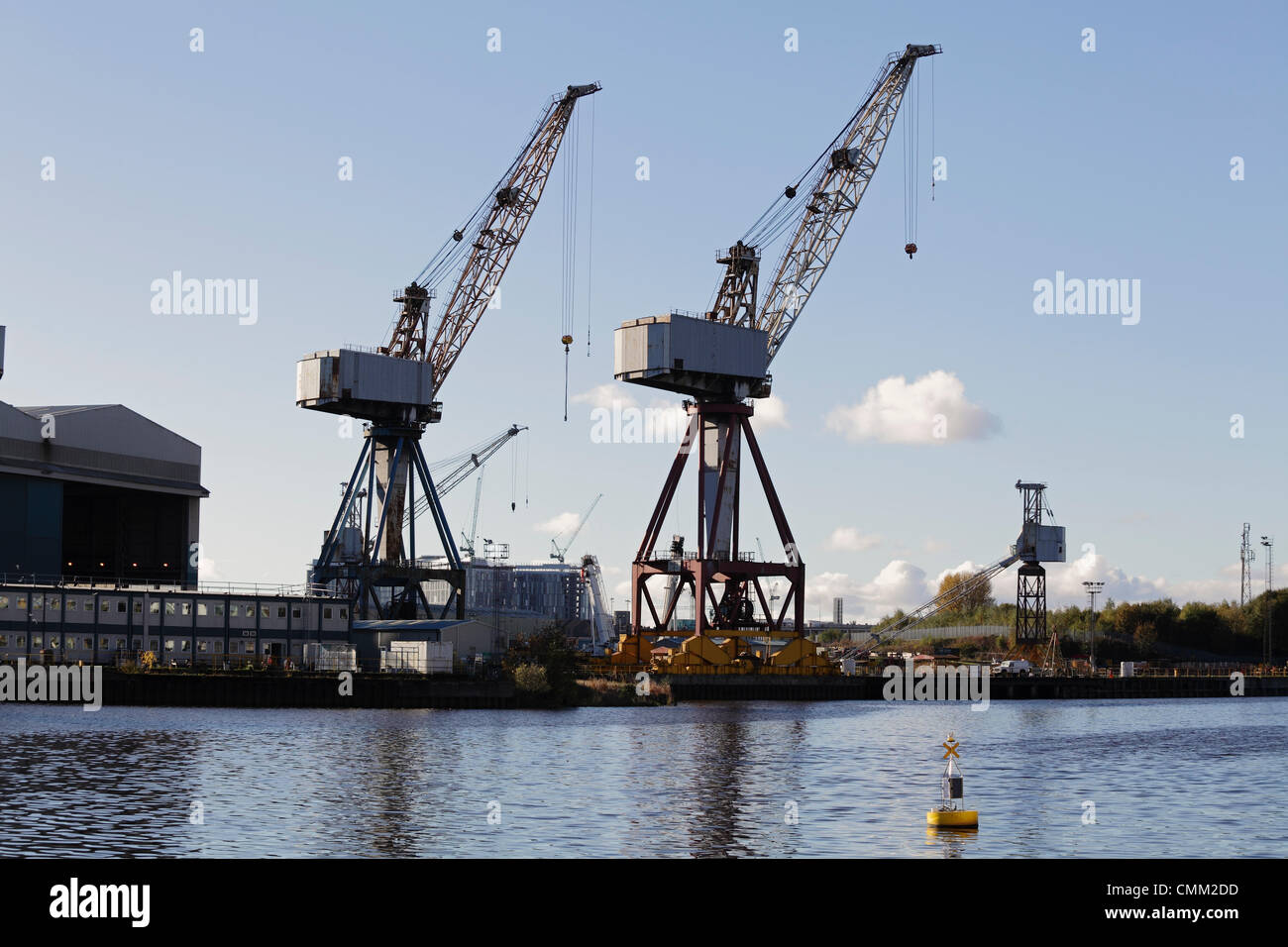 BAE Systems Shipyard, Govan, Glasgow, Schottland, UK, Montag, 4. November 2013. Nach der Ankündigung, dass die ikonischen Krane in der BAE System Shipyard in Govan am Fluss Clyde abgebaut werden sollen, wurde die Befürchtungen geäußert, dass die Werft voraussichtlich schließen wird. Stockfoto