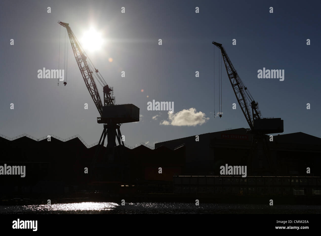 BAE Systems Shipyard, Govan, Glasgow, Schottland, UK, Montag, 4. November 2013. Nach der Ankündigung, dass die ikonischen Krane in der BAE System Shipyard in Govan am Fluss Clyde abgebaut werden sollen, wurde die Befürchtungen geäußert, dass die Werft voraussichtlich schließen wird. Stockfoto