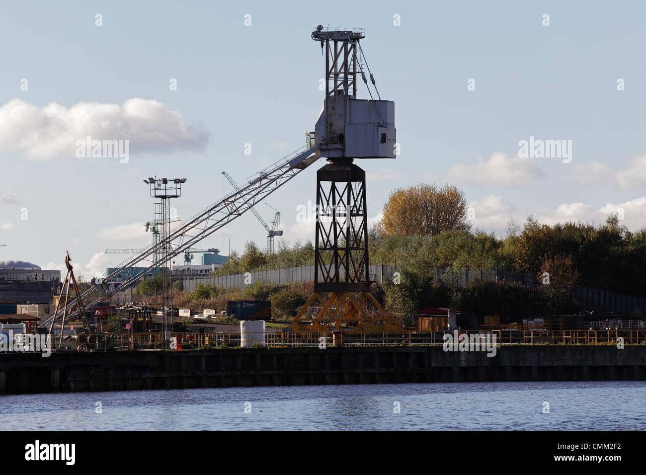 BAE Systems Shipyard, Govan, Glasgow, Schottland, UK, Montag, 4. November 2013. Nach der Ankündigung, dass die ikonischen Krane in der BAE System Shipyard in Govan am Fluss Clyde abgebaut werden sollen, wurde die Befürchtungen geäußert, dass die Werft voraussichtlich schließen wird. Stockfoto