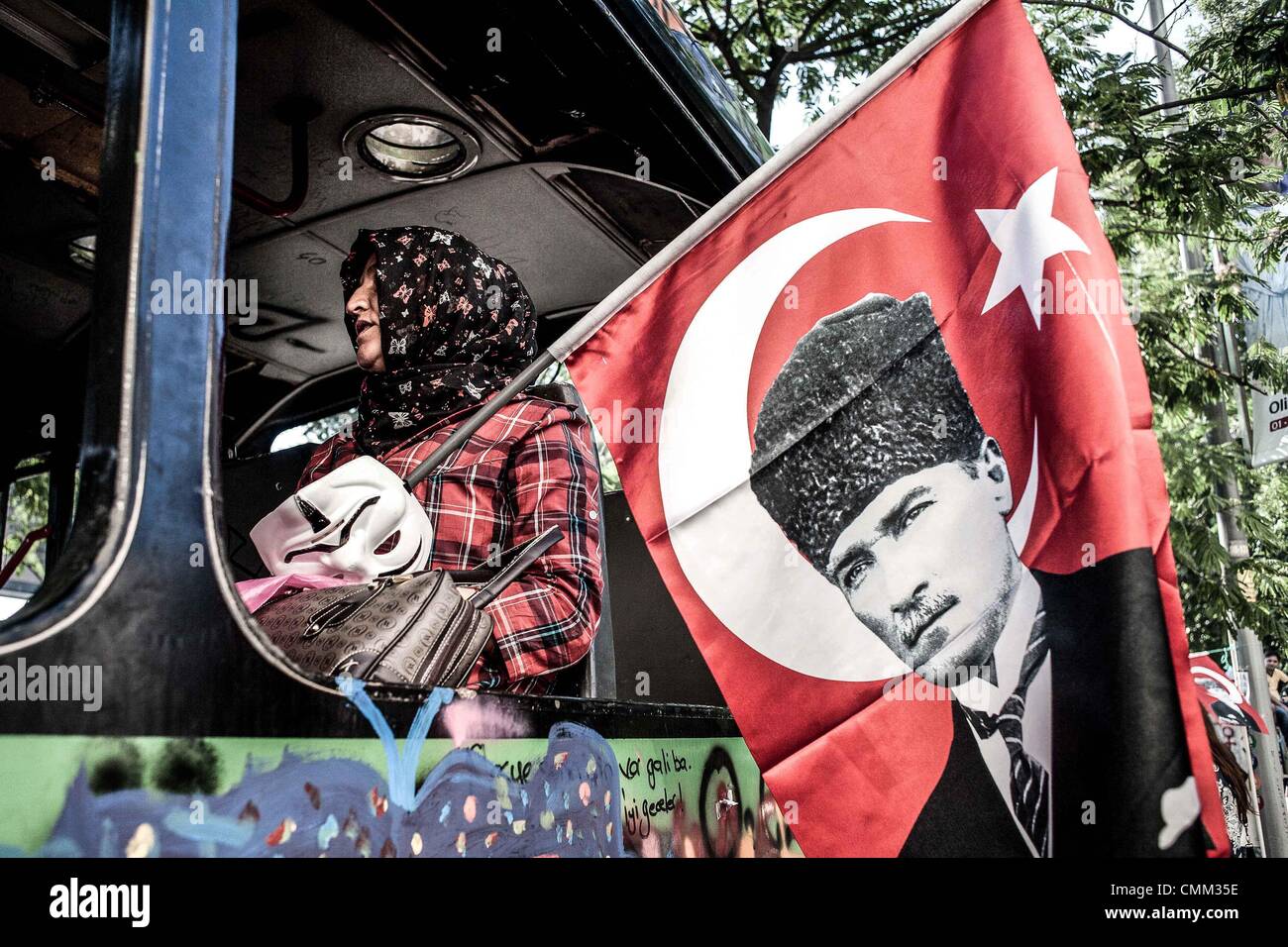 In gebrochenen Türkei statt Welle von Nostalgie für Gründervater - Text von Süddeutsche Zeitung - bei Gezi-Park Demonstranten Plakate von Kemal Atatürk mitten in einem Nebel von Tränengas, sie waren auf der Suche nach Stabilität in einer sich verändernden Welt. Reflexionen über 70 Jahren der türkischen Republik. -ISTANBUL - bei der Gründung der türkischen Republik-Präsident Kemal Atatürk Frau Latife vor 90 Jahren trafen sich den italienischen Botschafter anlässlich eines Empfangs in Ankara und fragte ihn über den Zustand des Feminismus in seinem Land. Stockfoto