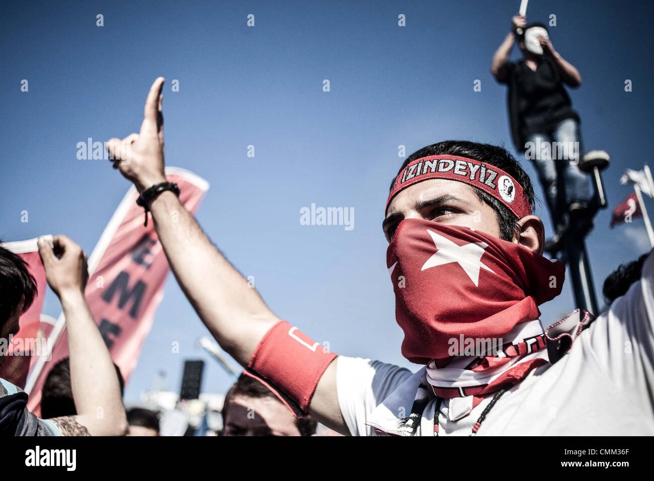 In gebrochenen Türkei statt Welle von Nostalgie für Gründervater - Text von Süddeutsche Zeitung - bei Gezi-Park Demonstranten Plakate von Kemal Atatürk mitten in einem Nebel von Tränengas, sie waren auf der Suche nach Stabilität in einer sich verändernden Welt. Reflexionen über 70 Jahren der türkischen Republik. -ISTANBUL - bei der Gründung der türkischen Republik-Präsident Kemal Atatürk Frau Latife vor 90 Jahren trafen sich den italienischen Botschafter anlässlich eines Empfangs in Ankara und fragte ihn über den Zustand des Feminismus in seinem Land. Stockfoto