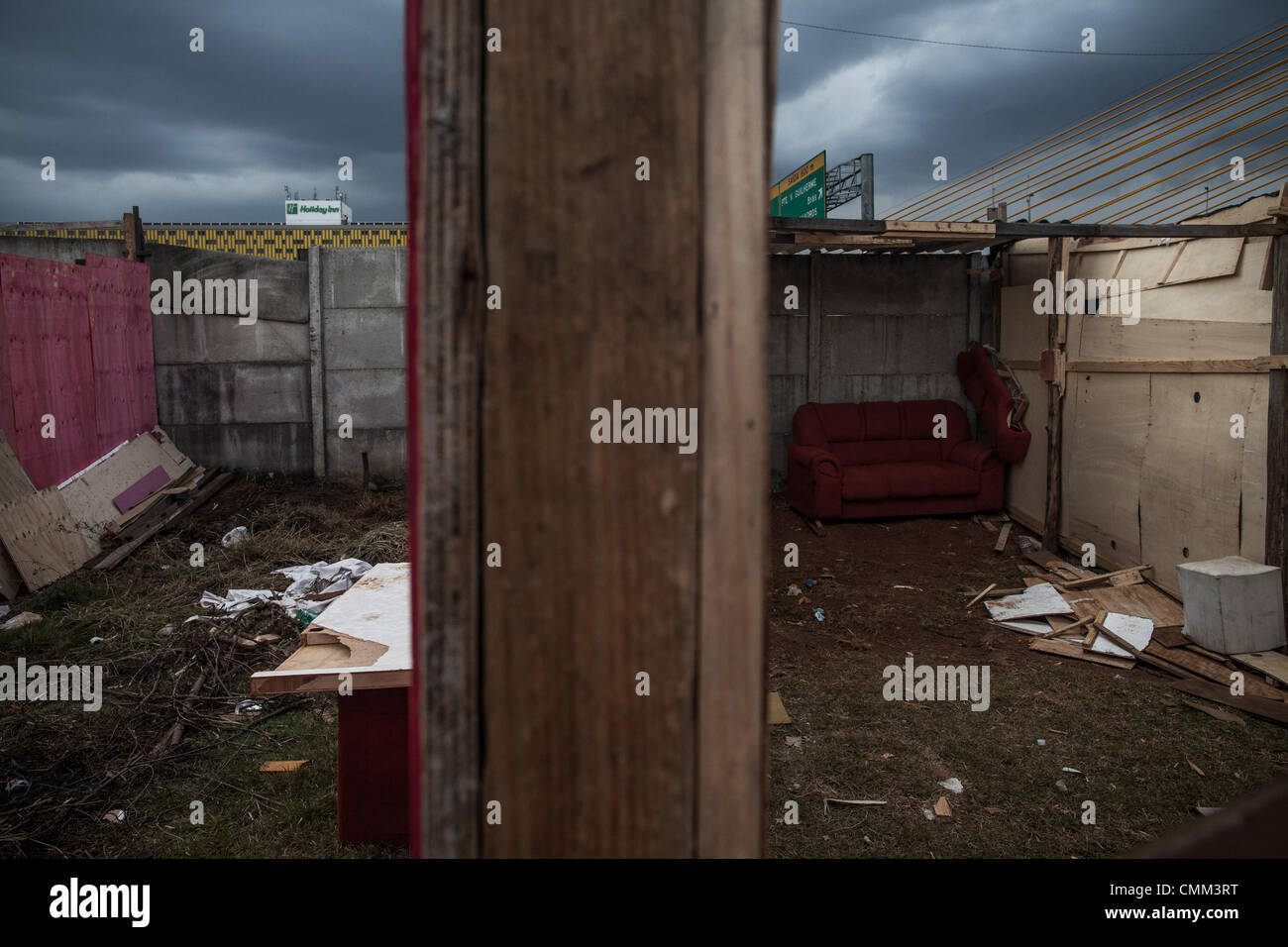 Parque do Gato, Brasilien. 21. Juli 2013. Favela-Bewohner verwenden gefundene oder geborgene Materialien, um ein Haus zu bauen. Der Slum wuchs in weniger als 5 Tage. (Bild Kredit: Victor Moriyama/zReportage.com © über ZUMA Press) Stockfoto