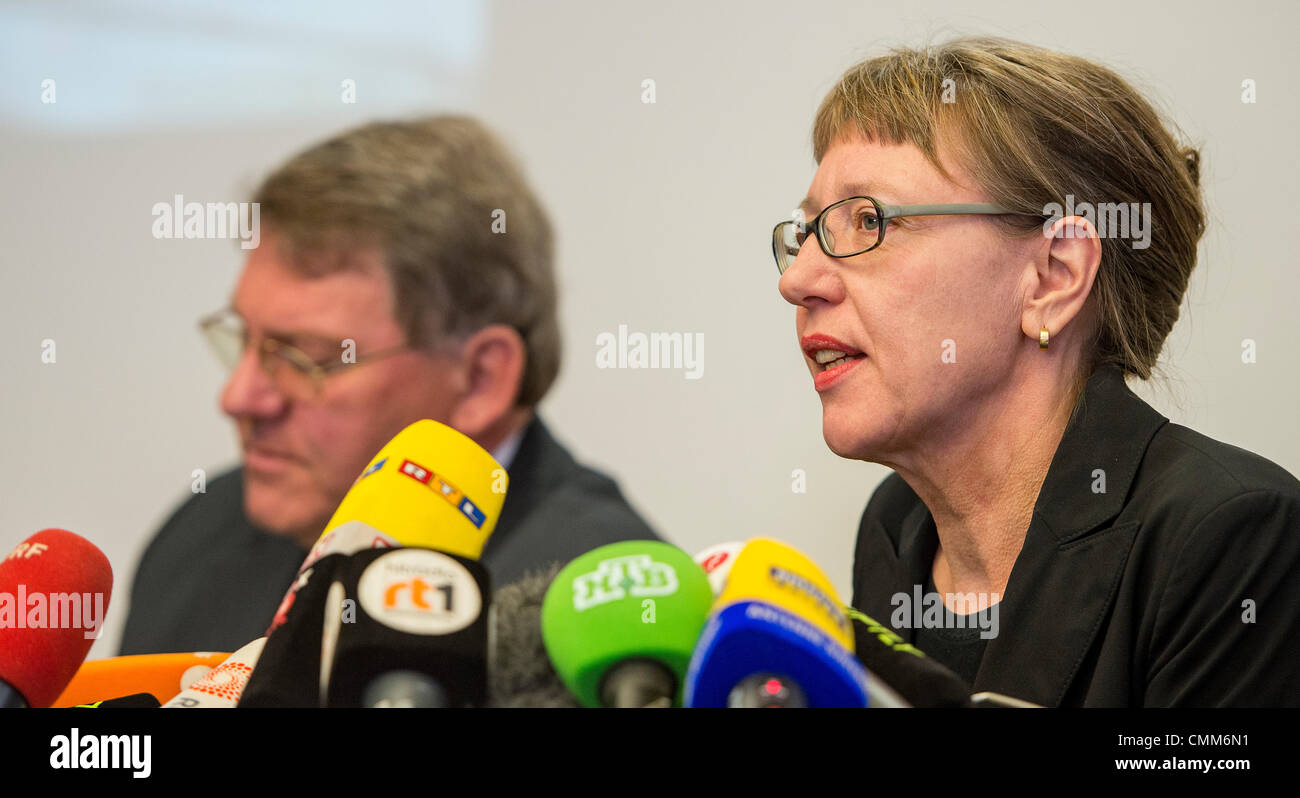 München, Deutschland. 5. November 2013. Oberstaatsanwalt Reinhard Nemetz von der Staatsanwaltschaft Augsburg und Kunsthistoriker Meike Hoffmann (R) abhalten eine Pressekonferenz auf die spektakuläre Kunst finden in München, Deutschland, 5. November 2013. Foto: MARC Müller/Dpa/Alamy Live News Stockfoto