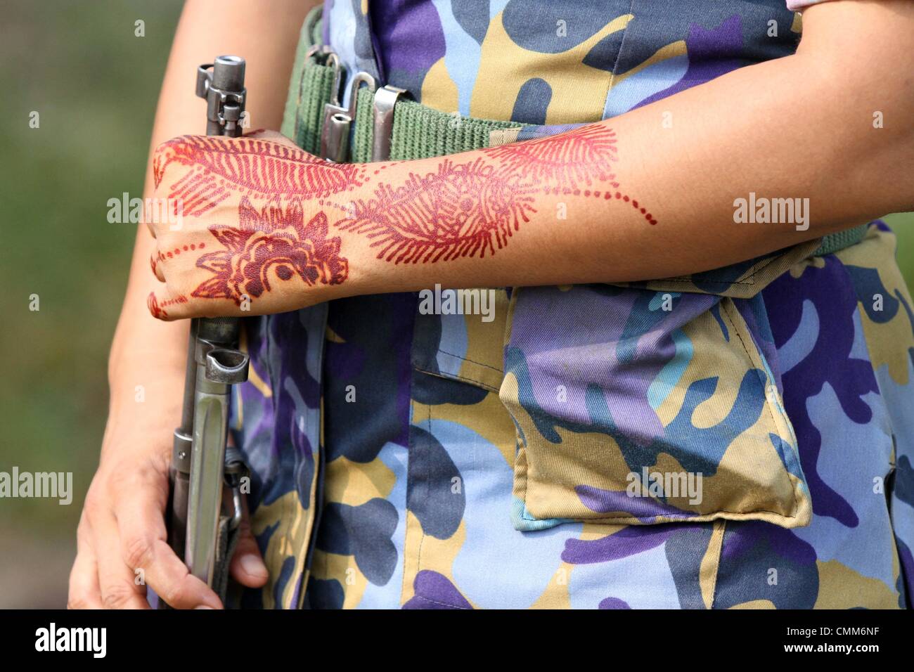 Rapid Action Battalion Mitglieder stand Wache an das Sondergericht in Dhaka am 5. November 2013. Stockfoto