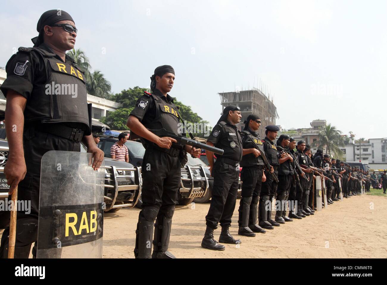 Rapid Action Battalion Mitglieder stand Wache an das Sondergericht in Dhaka am 5. November 2013. Stockfoto