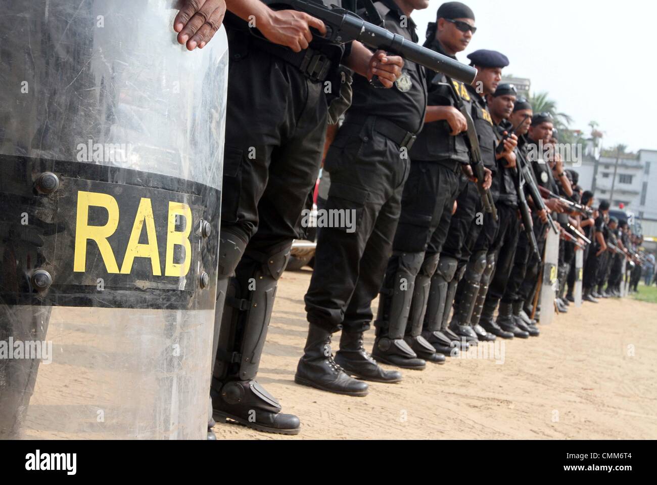 Rapid Action Battalion Mitglieder stand Wache an das Sondergericht in Dhaka am 5. November 2013. Stockfoto