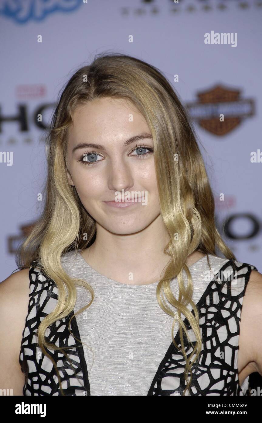 Luca Bella Facinelli im Ankunftsbereich für THOR: The Dark World Premiere, El Capitan Theatre, Los Angeles, CA 4. November 2013. Foto von: Michael Germana/Everett Collection Stockfoto