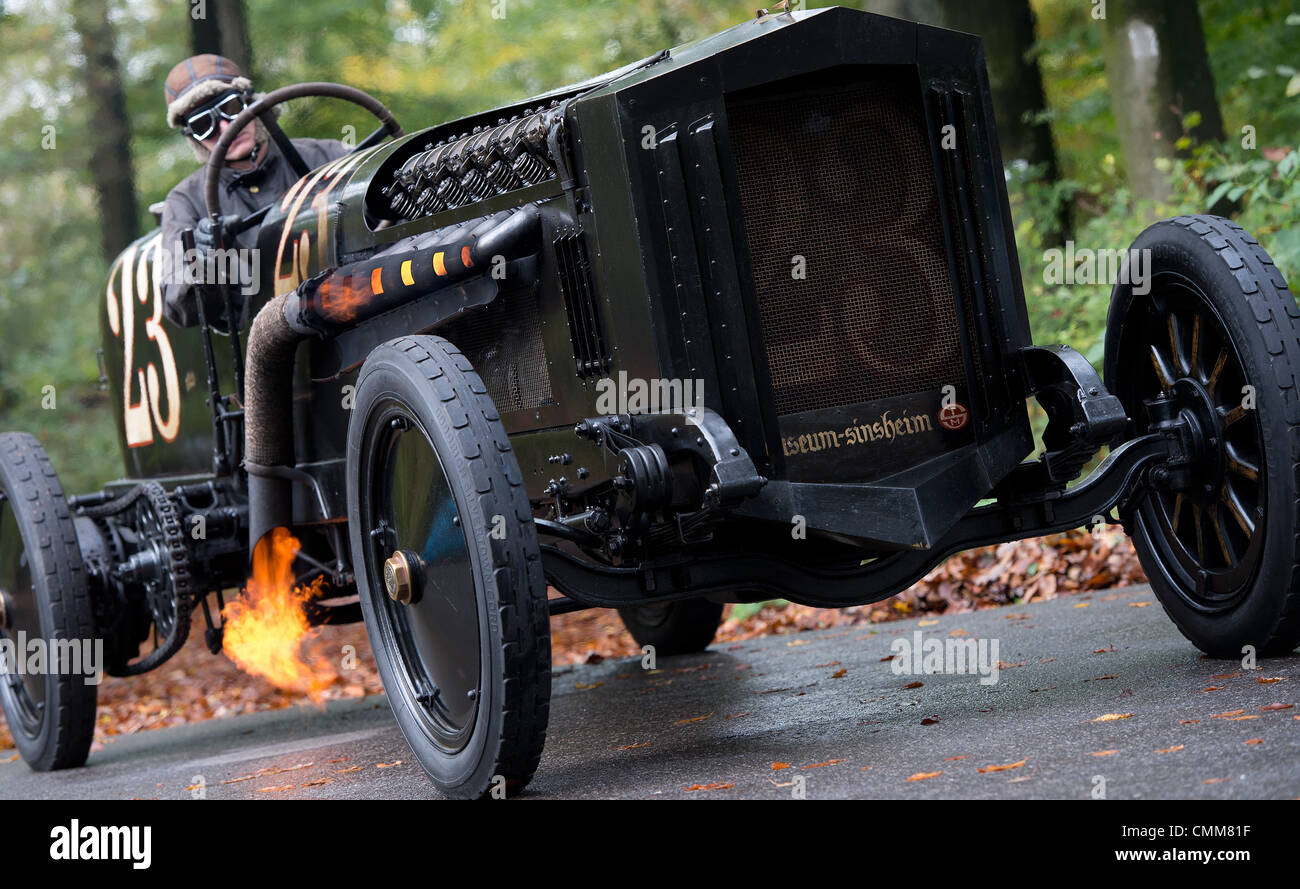 Feuer brach aus dem Auspuff das Experimentalfahrzeug "Brutus" eine mit einem American La France-Chassis von 1907 und einen BMW-Flugmotor von 1917. Die Essen Motor Show, geöffnet von 30. November 2013 bis 8. Dezember 2013, verfügt über eine besondere Ausstellung historischer Fahrzeuge. Foto: Federico Gambarini Stockfoto