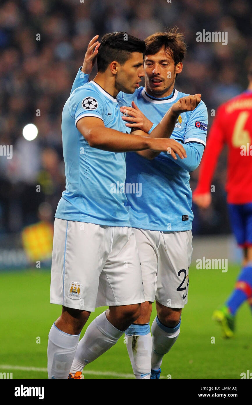 Manchester, UK. 5. November 2013. David Silva von Manchester City und Sergio Agüero feiern während der Champions League-Gruppe D-Spiel zwischen Manchester City und ZSKA Moskau das City of Manchester Stadium. Bildnachweis: Aktion Plus Sport/Alamy Live-Nachrichten Stockfoto