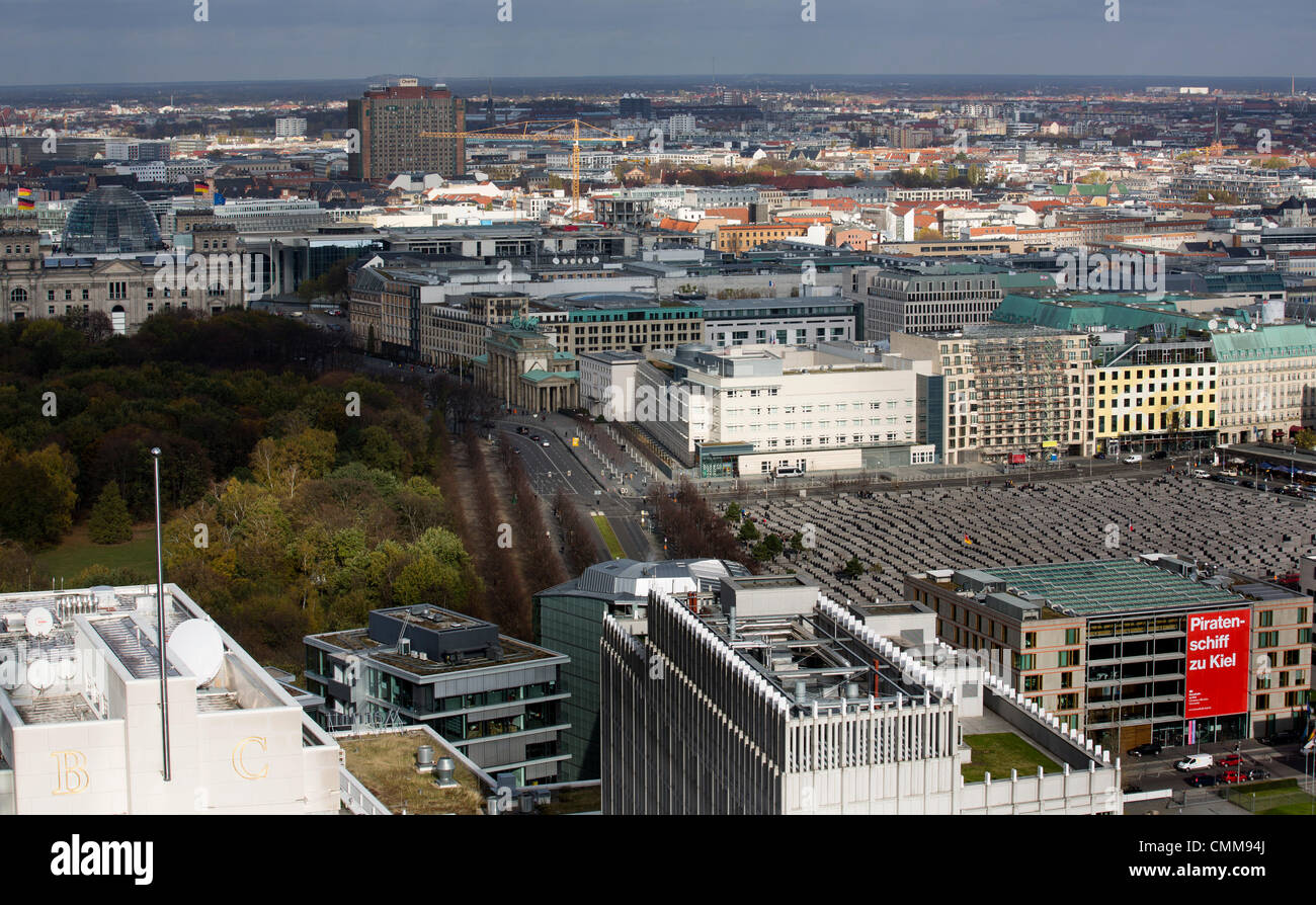 Berlin, Deutschland. 5. November 2013. Eine Luftaufnahme der britischen Botschaft in Berlin, Deutschland, 5. November 2013 (Rückansicht aus R; neben Hotel Adlon, die DZ Bank, US-Botschaft, das Brandenburg Tor und der Riechstag). Medienberichten zufolge hat die britische Botschaft Überwachungsanlagen auf Tis auf dem Dach installiert. Foto: Michael Kappeler/Dpa/Alamy Live News Stockfoto