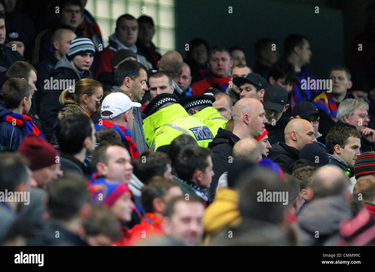 Manchester, UK. 5. November 2013. ZSKA Moskau Fan wird aus dem Boden für rassistisches Verhalten während des Champions League-Gruppe D-Spiels zwischen Manchester City und ZSKA Moskau das City of Manchester Stadium gebracht. Bildnachweis: Aktion Plus Sport/Alamy Live-Nachrichten Stockfoto