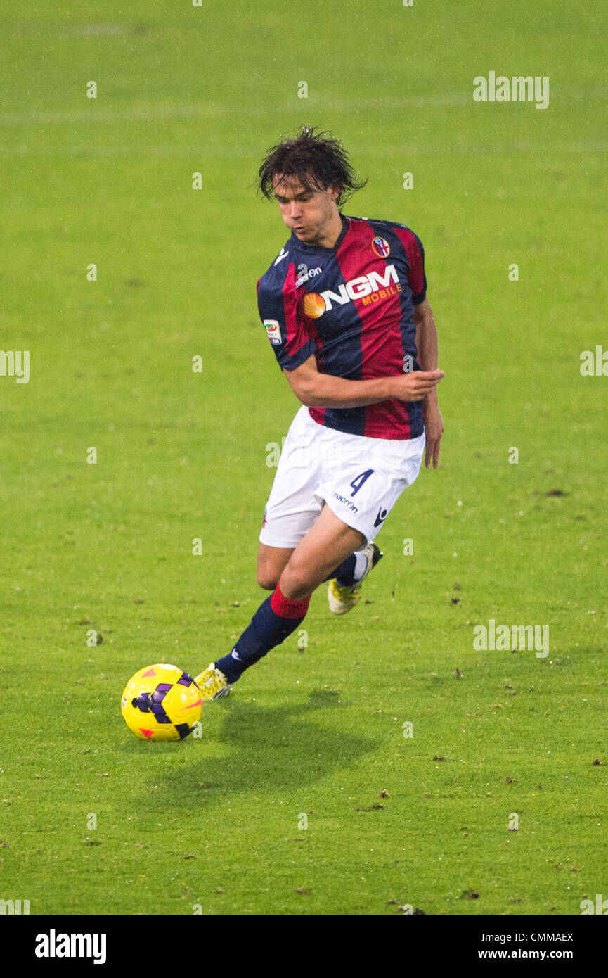 Bologna, Italien. 4. November 2013. Rene Krhin (Bologna) Football / Soccer: italienische "Serie A" match zwischen Bologna 0-0 AC Chievo Verona Renato dall-Stadion in Bologna, Italien. Bildnachweis: Maurizio Borsari/AFLO/Alamy Live-Nachrichten Stockfoto