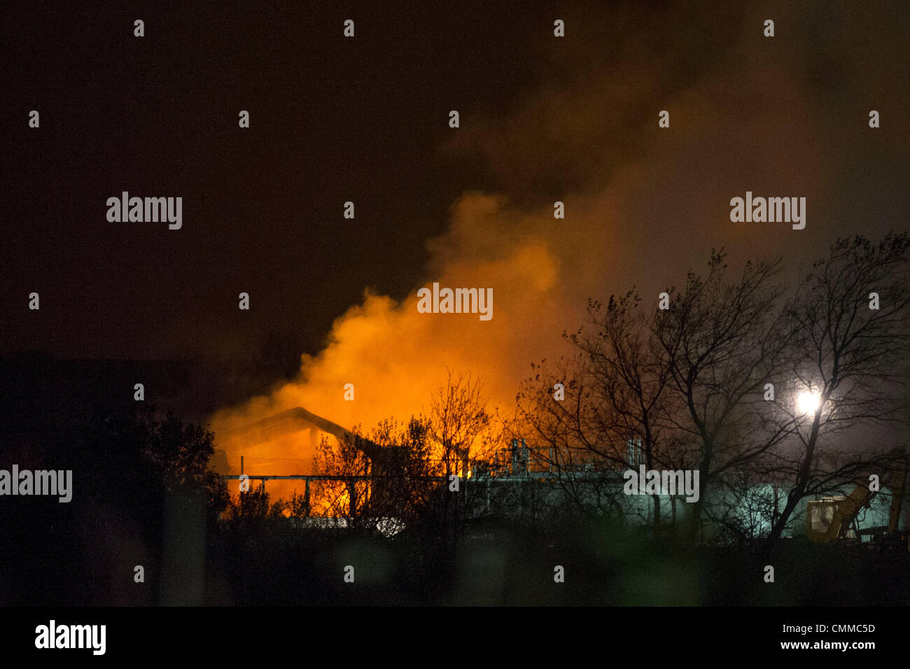 Wellenplan, Wales, UK. 5 November. 45 Feuerwehrleute werden einen "erheblichen" Brand in einer recycling-Website unter Wellenplan Gewerbegebiet Siteserv angegangen. Anwohner in einem Umkreis von zwei Meilen sind gewarnt worden, Fenster und Türen geschlossen am 5. November in Wellenplan, Wales, UK zu halten. (Foto von Matthew Horwood/Alamy Live-Nachrichten) Stockfoto