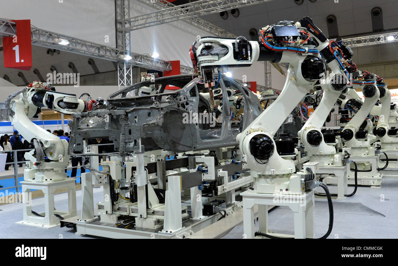 Tokio, Japan. 6. November 2013. Industrielle Roboterarme erscheinen auf der  internationalen Roboter-Ausstellung in Tokio am Mittwoch, 6. November 2013  eröffnet. Ingenieure und Hersteller aus dem in- und Ausland präsentieren  Industrieroboter, Service ...