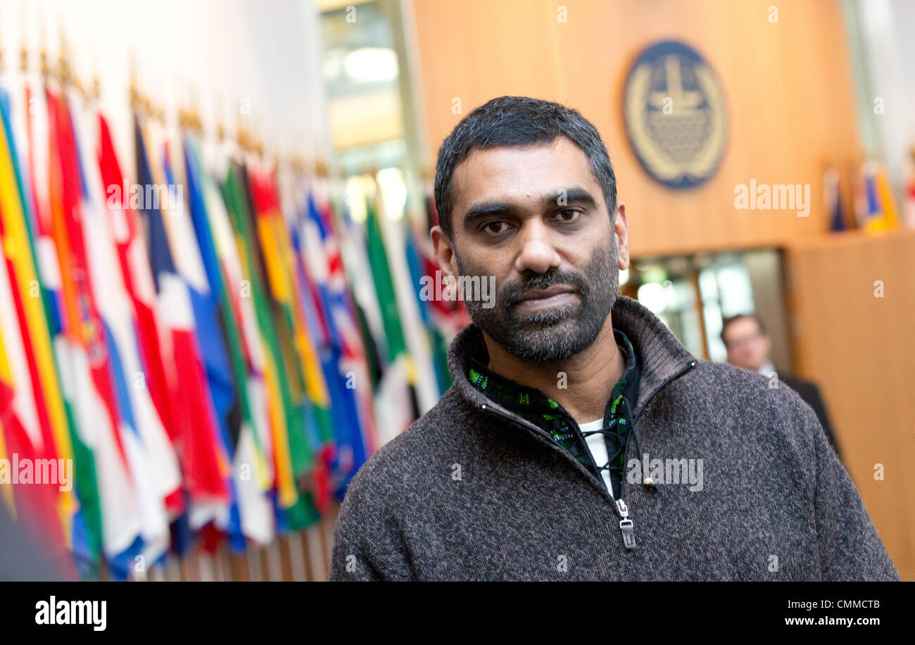 Hamburg, Deutschland. 6. November 2013. Greenpeace International CEO, Kumi Naidoo, gibt ein Interview vor der Verhandlung in der Haft von der Greenpeace-Schiff "Arctic Sunrise" beim Internationalen Strafgericht für das Gesetz des Meeres in Hamburg, Deutschland, 6. November 2013. Foto: CHRISTIAN CHARISIUS/Dpa/Alamy Live News Stockfoto