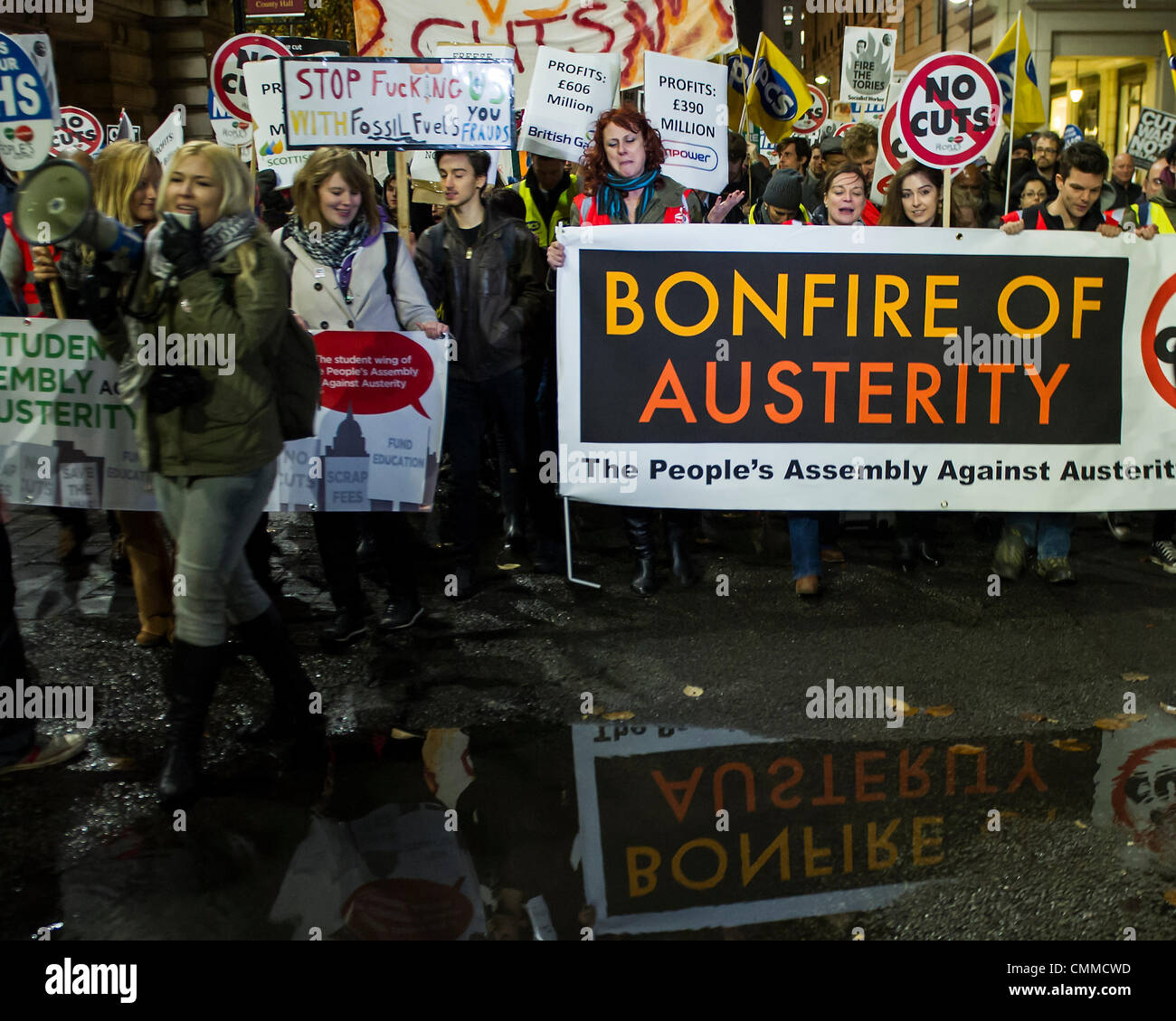 London, UK. 5. November 2013. Die Völker Montage organisieren einen Tag des Protests quer durch das Land. Im Zuge dessen wurden Menschen eingeladen, Westminster Bridge blockieren bringen ihre Energierechnungen. Diese werden verbrannt, um die "massiven Anstieg der Energiepreise, die Menschen die Wahl gelassen haben, zwischen Heizung und Essen" zu markieren. Westminster, London, UK 5. November 2013. Bildnachweis: Guy Bell/Alamy Live-Nachrichten Stockfoto