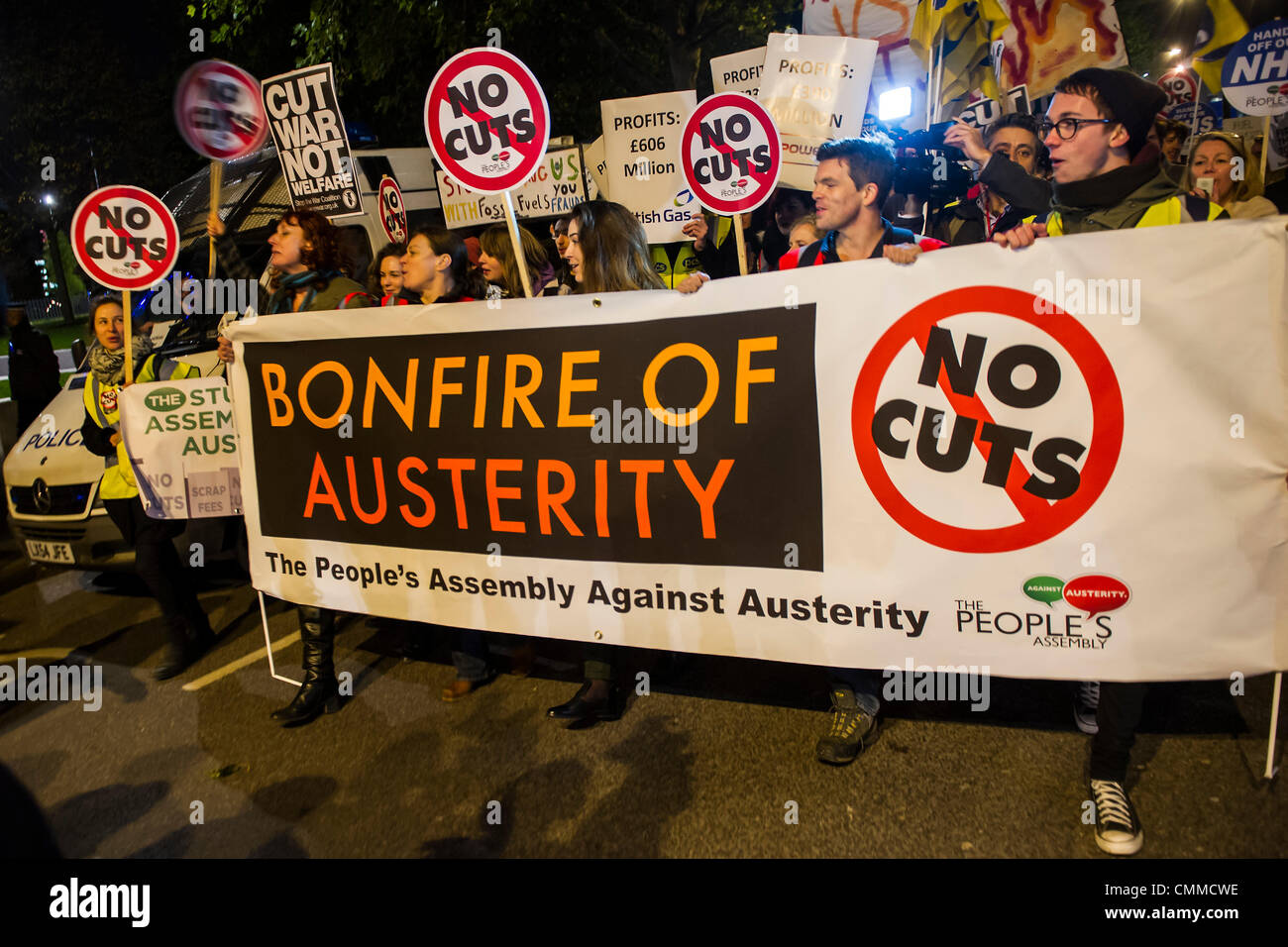 London, UK. 5. November 2013. Die Völker Montage organisieren einen Tag des Protests quer durch das Land. Im Zuge dessen wurden Menschen eingeladen, Westminster Bridge blockieren bringen ihre Energierechnungen. Diese werden verbrannt, um die "massiven Anstieg der Energiepreise, die Menschen die Wahl gelassen haben, zwischen Heizung und Essen" zu markieren. Westminster, London, UK 5. November 2013. Bildnachweis: Guy Bell/Alamy Live-Nachrichten Stockfoto