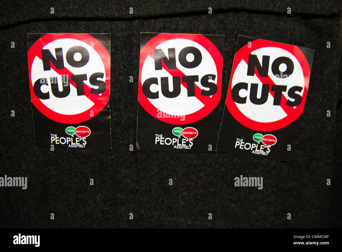 London, UK. 5. November 2013. Die Völker Montage organisieren einen Tag des Protests quer durch das Land. Im Zuge dessen wurden Menschen eingeladen, Westminster Bridge blockieren bringen ihre Energierechnungen. Diese werden verbrannt, um die "massiven Anstieg der Energiepreise, die Menschen die Wahl gelassen haben, zwischen Heizung und Essen" zu markieren. Westminster, London, UK 5. November 2013. Bildnachweis: Guy Bell/Alamy Live-Nachrichten Stockfoto London, UK. 5. November 2013. Die Völker Montage organisieren einen Tag des Protests quer durch das Land. Im Zuge dessen wurden Menschen eingeladen, Westminster Bridge blockieren bringen ihre Energierechnungen. Diese werden verbrannt, um die "massiven Anstieg der Energiepreise, die Menschen die Wahl gelassen haben, zwischen Heizung und Essen" zu markieren. Westminster, London, UK 5. November 2013. Bildnachweis: Guy Bell/Alamy Live-Nachrichten Stockfoto