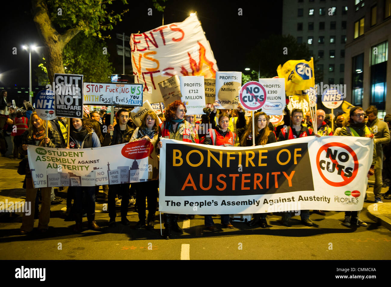 London, UK. 5. November 2013. Die Völker Montage organisieren einen Tag des Protests quer durch das Land. Im Zuge dessen wurden Menschen eingeladen, Westminster Bridge blockieren bringen ihre Energierechnungen. Diese werden verbrannt, um die "massiven Anstieg der Energiepreise, die Menschen die Wahl gelassen haben, zwischen Heizung und Essen" zu markieren. Westminster, London, UK 5. November 2013. Bildnachweis: Guy Bell/Alamy Live-Nachrichten Stockfoto London, UK. 5. November 2013. Die Völker Montage organisieren einen Tag des Protests quer durch das Land. Im Zuge dessen wurden Menschen eingeladen, Westminster Bridge blockieren bringen ihre Energierechnungen. Diese werden verbrannt, um die "massiven Anstieg der Energiepreise, die Menschen die Wahl gelassen haben, zwischen Heizung und Essen" zu markieren. Westminster, London, UK 5. November 2013. Bildnachweis: Guy Bell/Alamy Live-Nachrichten Stockfoto
