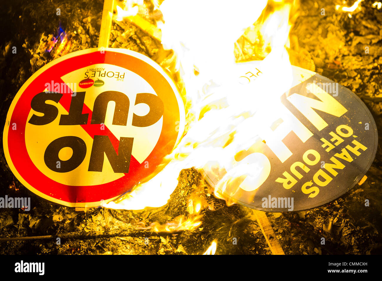 London, UK. 5. November 2013. Die Völker Montage organisieren einen Tag des Protests quer durch das Land. Im Zuge dessen wurden Menschen eingeladen, Westminster Bridge blockieren bringen ihre Energierechnungen. Diese werden verbrannt, um die "massiven Anstieg der Energiepreise, die Menschen die Wahl gelassen haben, zwischen Heizung und Essen" zu markieren. Westminster, London, UK 5. November 2013. Bildnachweis: Guy Bell/Alamy Live-Nachrichten Stockfoto London, UK. 5. November 2013. Die Völker Montage organisieren einen Tag des Protests quer durch das Land. Im Zuge dessen wurden Menschen eingeladen, Westminster Bridge blockieren bringen ihre Energierechnungen. Diese werden verbrannt, um die "massiven Anstieg der Energiepreise, die Menschen die Wahl gelassen haben, zwischen Heizung und Essen" zu markieren. Westminster, London, UK 5. November 2013. Bildnachweis: Guy Bell/Alamy Live-Nachrichten Stockfoto