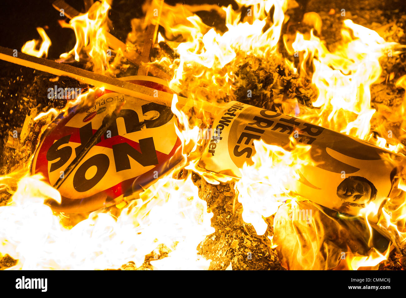 London, UK. 5. November 2013. Die Völker Montage organisieren einen Tag des Protests quer durch das Land. Im Zuge dessen wurden Menschen eingeladen, Westminster Bridge blockieren bringen ihre Energierechnungen. Diese werden verbrannt, um die "massiven Anstieg der Energiepreise, die Menschen die Wahl gelassen haben, zwischen Heizung und Essen" zu markieren. Westminster, London, UK 5. November 2013. Bildnachweis: Guy Bell/Alamy Live-Nachrichten Stockfoto London, UK. 5. November 2013. Die Völker Montage organisieren einen Tag des Protests quer durch das Land. Im Zuge dessen wurden Menschen eingeladen, Westminster Bridge blockieren bringen ihre Energierechnungen. Diese werden verbrannt, um die "massiven Anstieg der Energiepreise, die Menschen die Wahl gelassen haben, zwischen Heizung und Essen" zu markieren. Westminster, London, UK 5. November 2013. Bildnachweis: Guy Bell/Alamy Live-Nachrichten Stockfoto