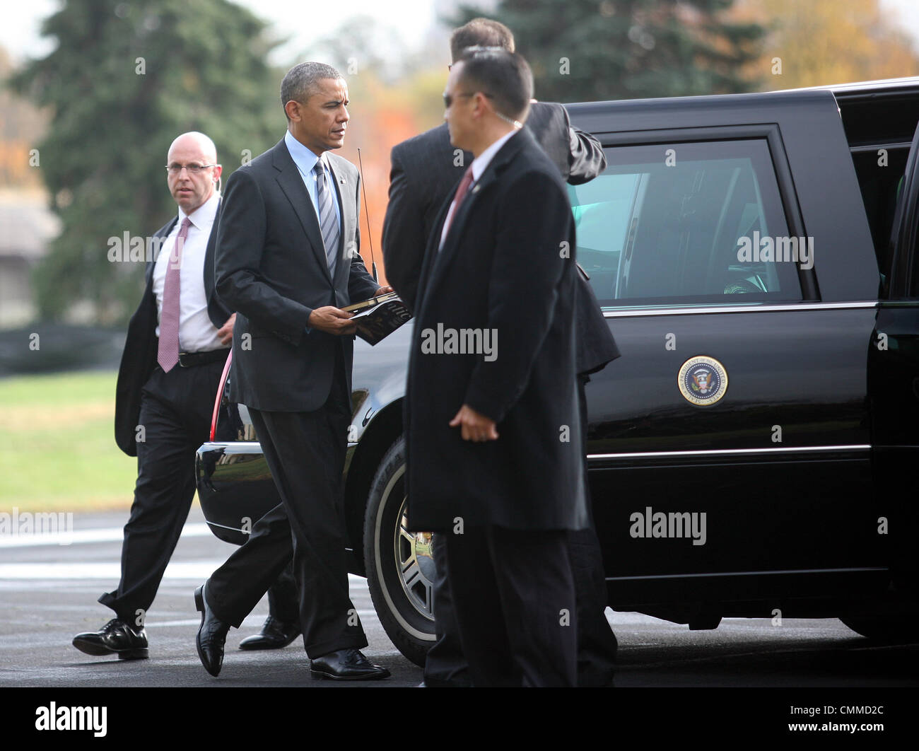 United States President Barack Obama (C) kommt am Walter Reed National Military Medical Center, verwundete Krieger, Bethesda, Maryland, 5. November 2013 zu treffen. Bildnachweis: Martin Simon / Pool über CNP Stockfoto