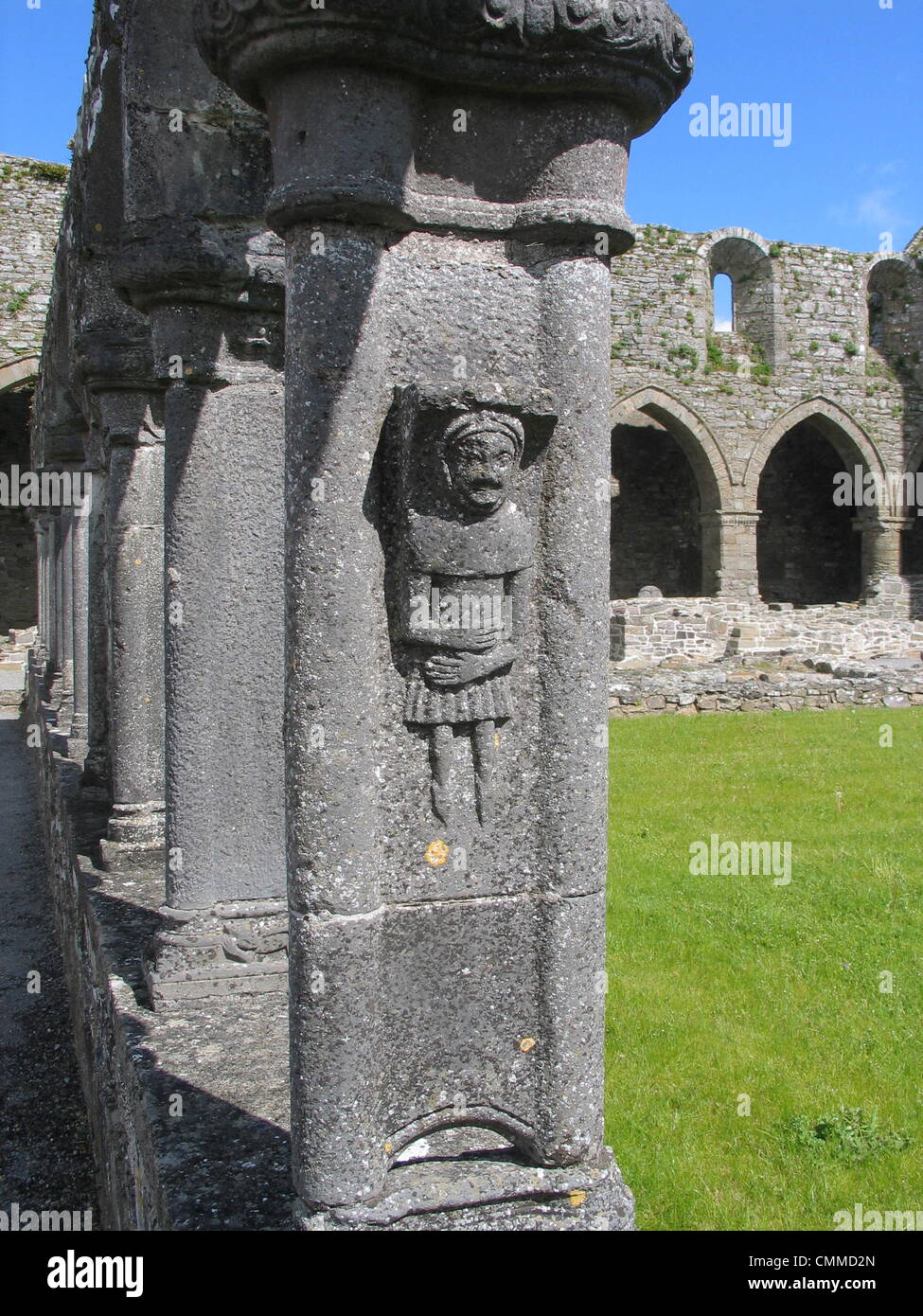 Ritter und Damen, Bischöfe und Drachen und sogar ein Mann, der scheint Magenschmerzen leiden. 23. Mai 2013. Es lohnt sich, einige Details der zerstörten Cisterican Jerpoint Abbey in der Nähe von Thomastown, Grafschaft Kilkenny, Foto 23. Mai 2013 zu untersuchen. Einzigartige Schnitzereien zieren die Kreuzgang-Arkaden. Sie tragen Schnitzereien von Rittern und Damen, Bischöfe und Drachen und sogar ein Mann, der scheint Magenschmerzen leiden. Foto: Dpa/Frank Baumgart/Alamy Live News Stockfoto
