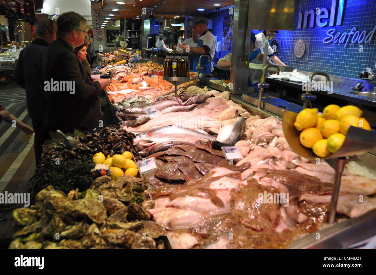 Kunden betrachten Sie Fisch und Meeresfrüchte in der English Market in  Cork, Foto 24. Mai 2013. Ursprünglich war die Essen Markt stammt aus dem  Jahr 1788, aber der vorliegenden Gruppe von Gebäuden