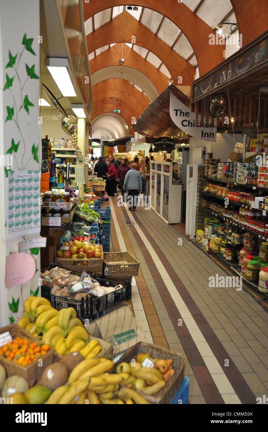 Lebensmittel aller Art ist auf den Verkauf in der English Market in Cork, Foto 24. Mai 2013. Ursprünglich war die Essen Markt stammt aus dem Jahr 1788, aber der vorliegenden Gruppe von Gebäuden in der Mitte des 19. Jahrhunderts gebaut. Durch den Bau einer Markthalle hatte der englischen Kommunen im Sinn, kleine Straßenhändler konzentrieren unter einem Dach. Inzwischen ist der Markt auch eine wichtige touristische Attraktion. Foto: Frank-Baumgart Stockfoto