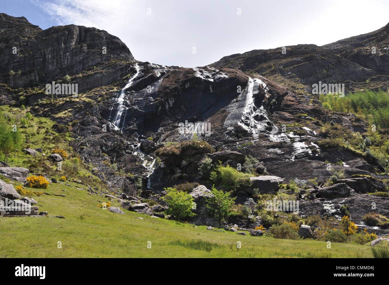 Einem 140 Meter hohen Wasserfall, atemberaubende Landschaften, Bergpfade, grüne Wiesen, Bächen und Seen machen den Gleninchaquin park Anziehungspunkt für Einheimische und Touristen aus Irland und im Ausland, Foto 30. Mai 2013. Gleninchaquin ist ein Award-Winning familiengeführte Park und Hof in der Grafschaft Kerry. Es ist eine langen, schmalen Coombe Senke auf der Nord-Westseite der Beara Halbinsel, durch Vergletscherung vor etwa 70.000 Jahren gebildet und wenig seit verändert. Foto: Frank-Baumgart Stockfoto