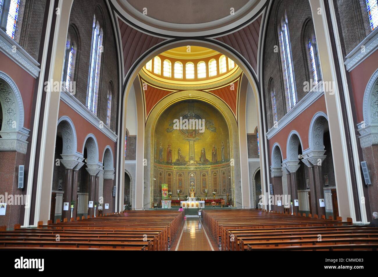 Innenansicht der die römisch-katholische St. Francis Church in Cork, Foto 24. Mai 2013. Die Kirche ist jüngeren Ursprungs. Die Grundsteinlegung war am 2. August 1949. Die Kirche ist von den Architekten Stephen S. Kelly und Alfred E. Jones aus rotem Backstein im byzantinischen Stil erbaut. Foto: Frank-Baumgart Stockfoto