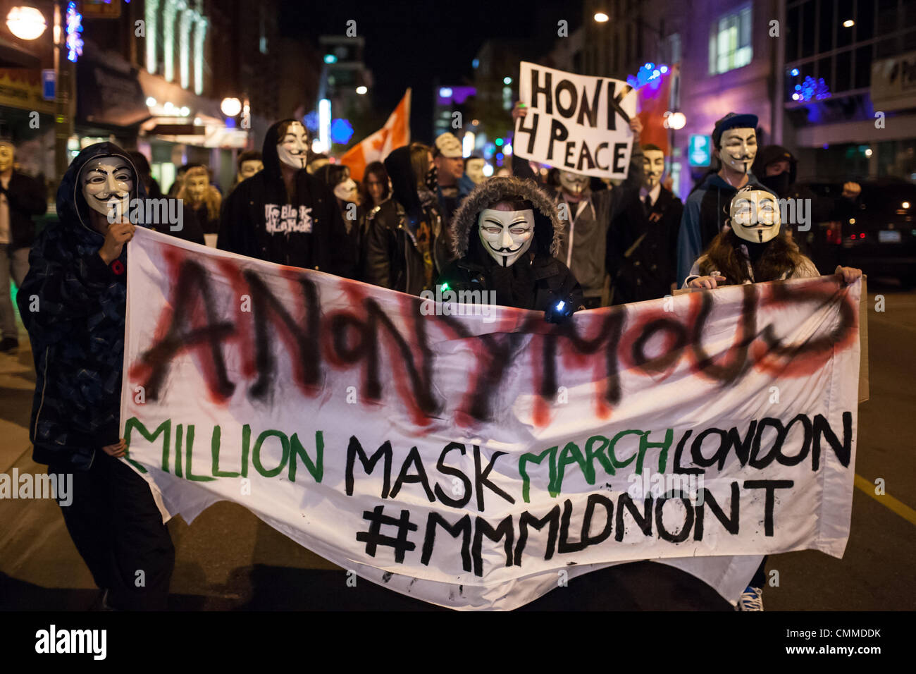 London, Ontario, Kanada. 5. November 2013. Die Anonymous-Bewegung, eine Fortsetzung des Protestes Occupy 2011-2012 hat ein Comeback auf der ganzen Welt am 5. November 2013 als "Million Maske März." Demonstranten versammelten sich im Victoria Park im Stadtzentrum gelegenen Kern Städte, die gleichen Park wo fast auf den Tag genau vor zwei Jahren Polizei besetzen Demonstranten gewaltsam vertrieben, die Lager eingerichtet hatte. Bildnachweis: Mark Spowart/Alamy Live-Nachrichten Stockfoto