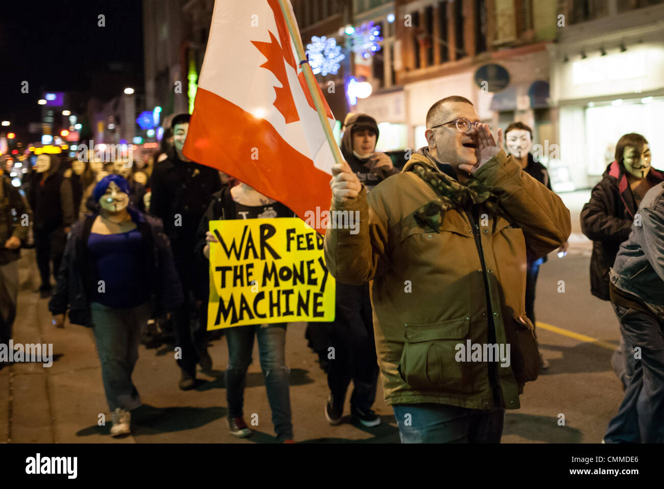 London, Ontario, Kanada. 5. November 2013. Die Anonymous-Bewegung, eine  Fortsetzung des Protestes Occupy 2011-2012 hat ein Comeback auf der ganzen  Welt am 5. November 2013 als "Million Maske März." Demonstranten  versammelten sich