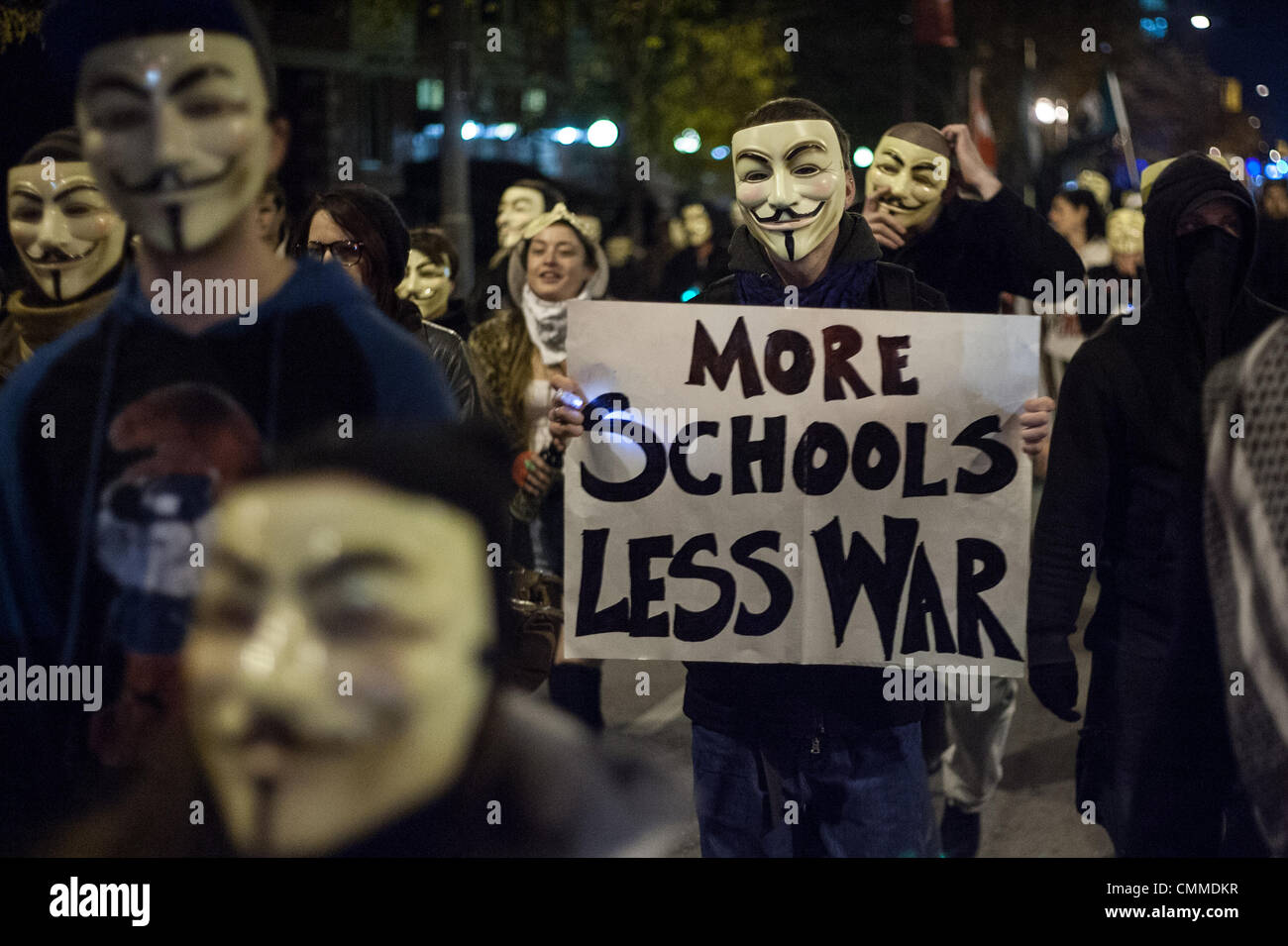 London, Ontario, Kanada. 5. November 2013. Die Anonymous-Bewegung, eine Fortsetzung des Protestes Occupy 2011-2012 hat ein Comeback auf der ganzen Welt am 5. November 2013 als "Million Maske März." Demonstranten versammelten sich im Victoria Park im Stadtzentrum gelegenen Kern Städte, die gleichen Park wo fast auf den Tag genau vor zwei Jahren Polizei besetzen Demonstranten gewaltsam vertrieben, die Lager eingerichtet hatte. Bildnachweis: Mark Spowart/Alamy Live-Nachrichten Stockfoto