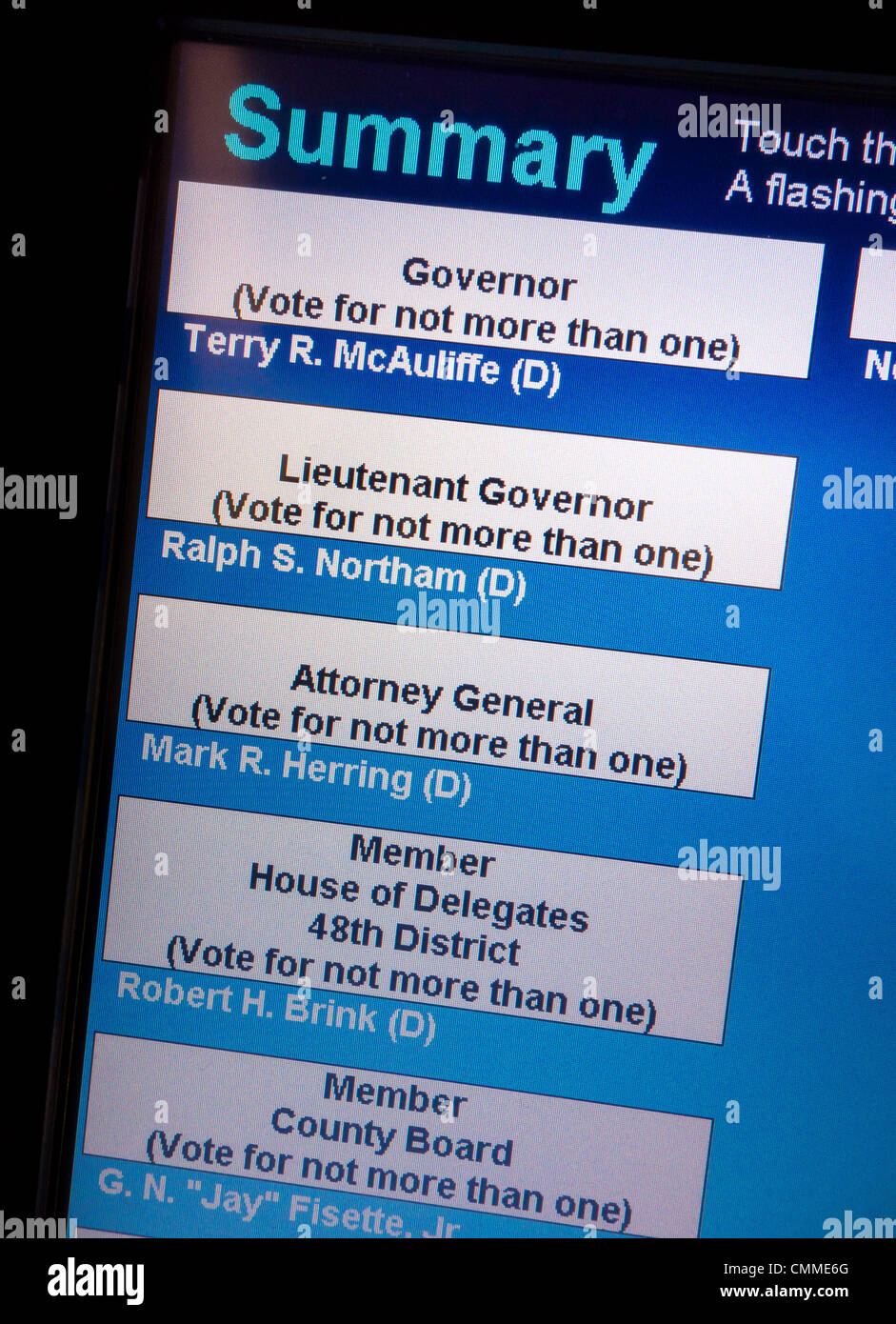 ARLINGTON, VIRGINIA, USA - 5. November 2013, Stimmabgabe am Wahltag über elektronische Touchscreen. Virginia demokratischen Kandidaten ausgewählt. Stockfoto