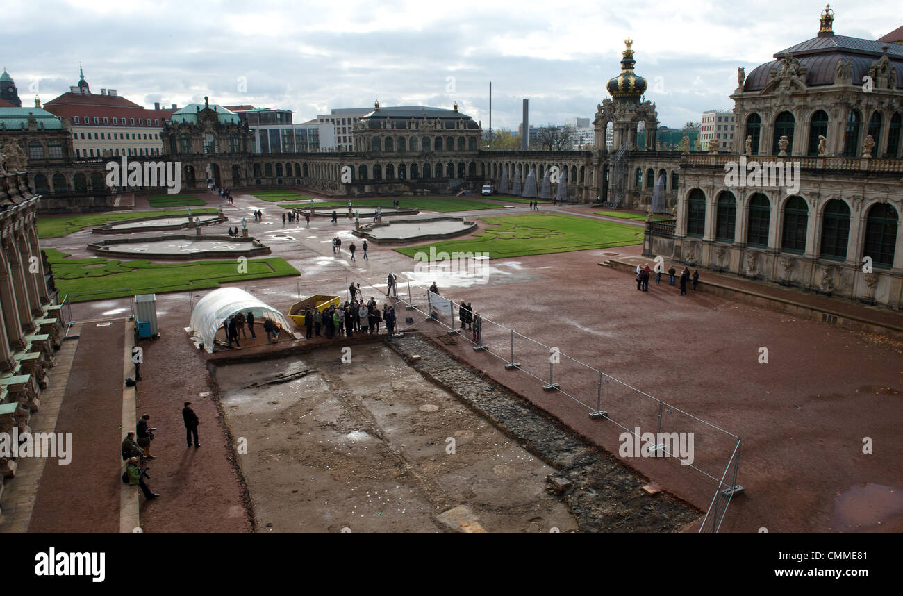 Dresden, Deutschland. 6. November 2013. Die archäologischen Untersuchungen im Zwinger Hof in Dresden, Deutschland, 6. November 2013. Die Ausgrabungen sollen um frühere Anordnungen des Gerichts zu offenbaren. Die archäologischen Arbeiten werden voraussichtlich bis Ostern 2014 fortgesetzt. Foto: Arno Burgi/Dpa/Alamy Live-Nachrichten Stockfoto