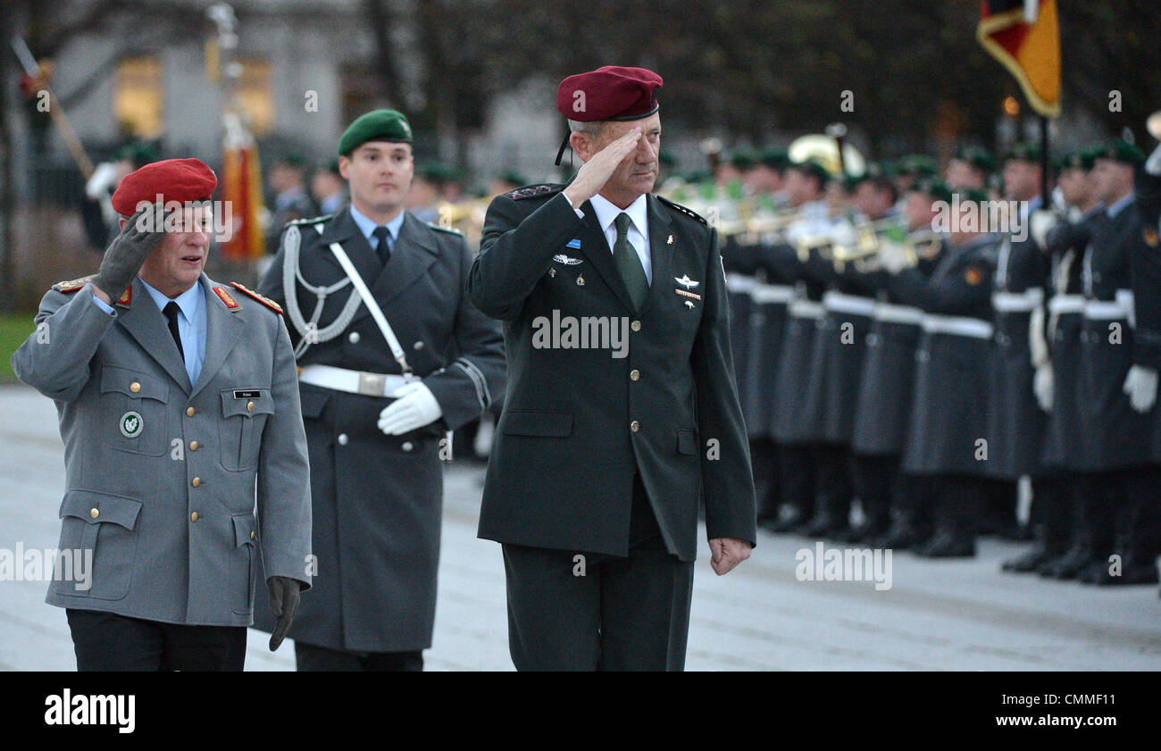 Berlin, Deutschland. 6. November 2013. Deutsche Generalstabschef der Federal Armed Forces (GenInspBw), General Volker Wieker (L), erhält Israel Defense Forces (IDF), Leutnant General Benjamin Gantz, mit militärischen Ehren beim Bundesministerium der Verteidigung in Berlin, Deutschland, 6. November 2013. Die nachfolgenden Delegation Gespräche diente weiterhin die etablierten Dialog zwischen den beiden Ländern, entsprechend des Bundesministeriums der Verteidigung. Foto: BERND VON JUTRCZENKA/Dpa/Alamy Live News Stockfoto