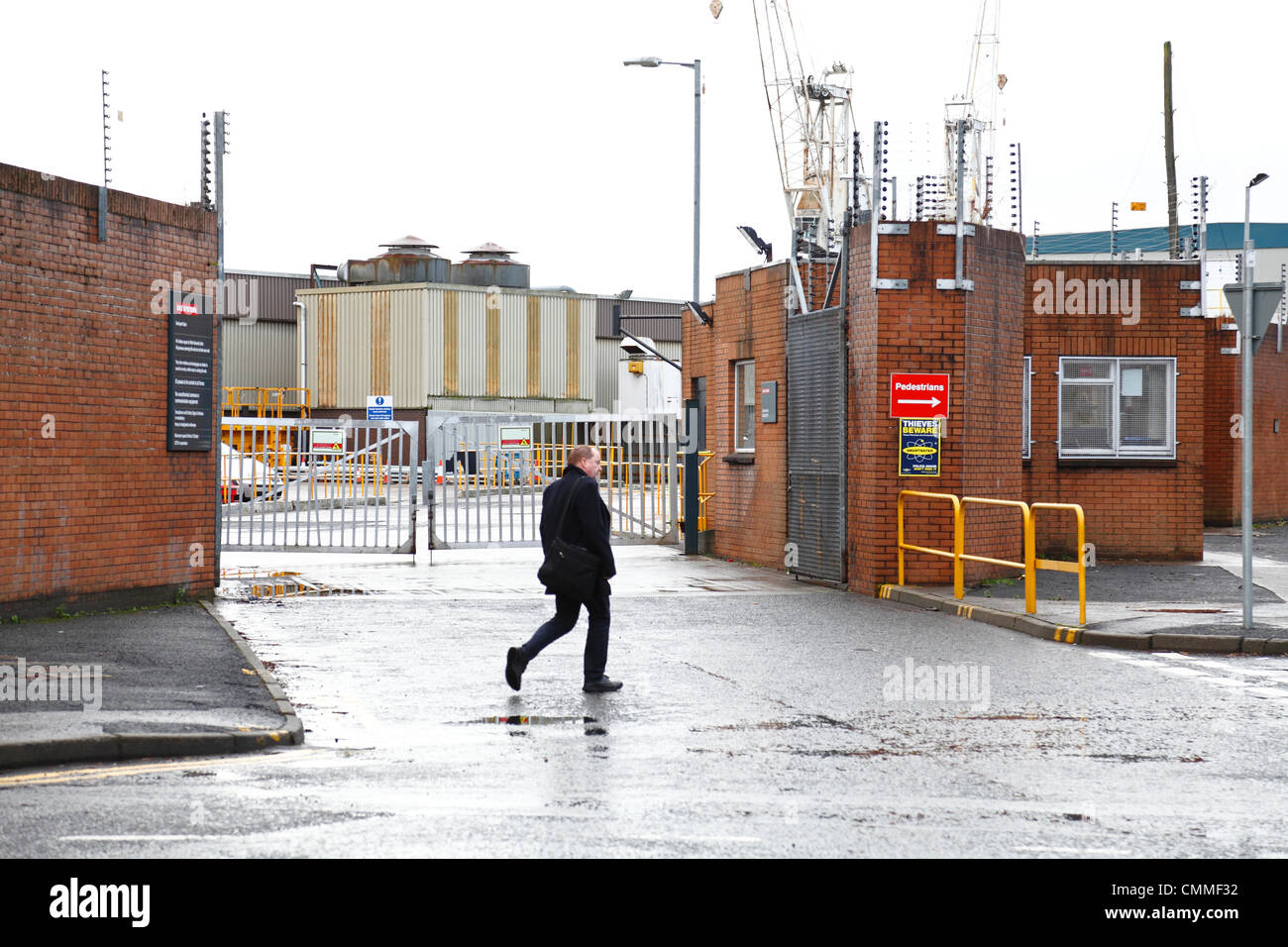 BAE Systems, South Street, Scotstoun, Glasgow, Schottland, UK, Mittwoch, 6. November 2013. Das Haupttor der BAE Systems Shipyard am Tag der Auftragskürzungen Stockfoto