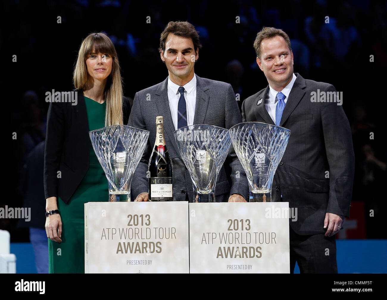 London, UK. 6. November 2013. Roger Federer erhält die ATPWorldTour.com Fan Lieblings Arthur Ashe Humanitarian of the Year und Stefan Edberg Sportlichkeit Awards 2013 Credit: Action Plus Sport/Alamy Live News Stockfoto