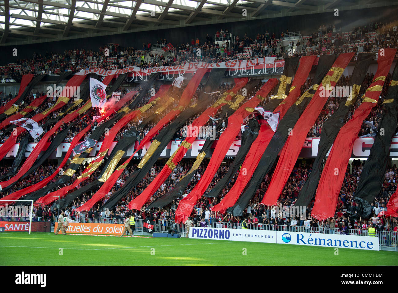 Schöne Fans, 3. November 2013 - Fußball / Fußball: Französisch "Ligue 1" match zwischen OGC Nizza 1-2 Bordeaux bei Allianz Riviera in Nizza, Frankreich, © Enrico Calderoni/AFLO SPORT/Alamy Live News Stockfoto