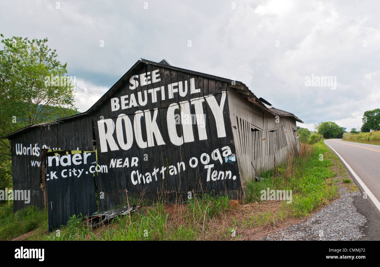 Werbung für Rock City Gardens in der Nähe von Chattanooga, Tennessee auf alten Holz Scheune im ländlichen North Carolina gemalt. Stockfoto