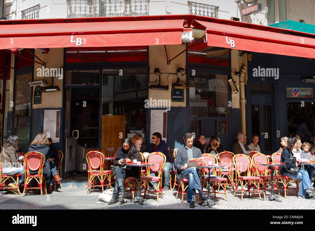 Cafe entlang Rue Montorgueil in Paris Stockfoto