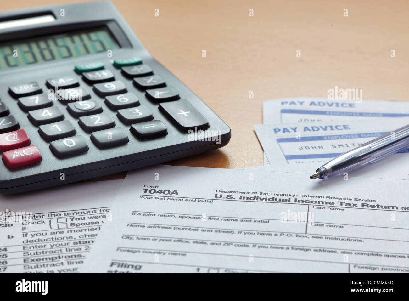 Foto von einer leeren 1040 Steuerformular mit Gehaltsabrechnungen und Rechner. Stockfoto