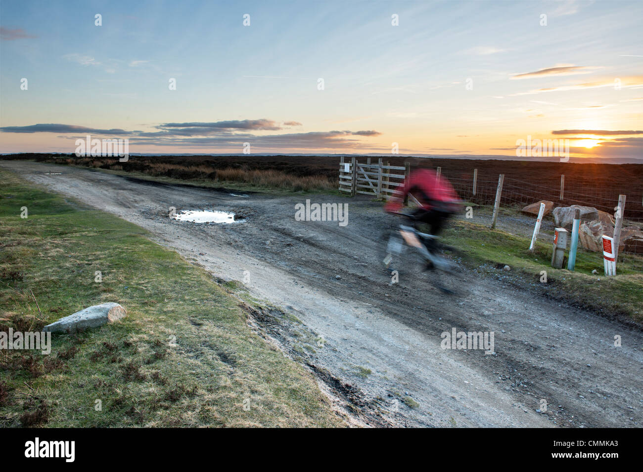Radfahrer auf Houndkirk Straße in Derbyshire England Stockfoto