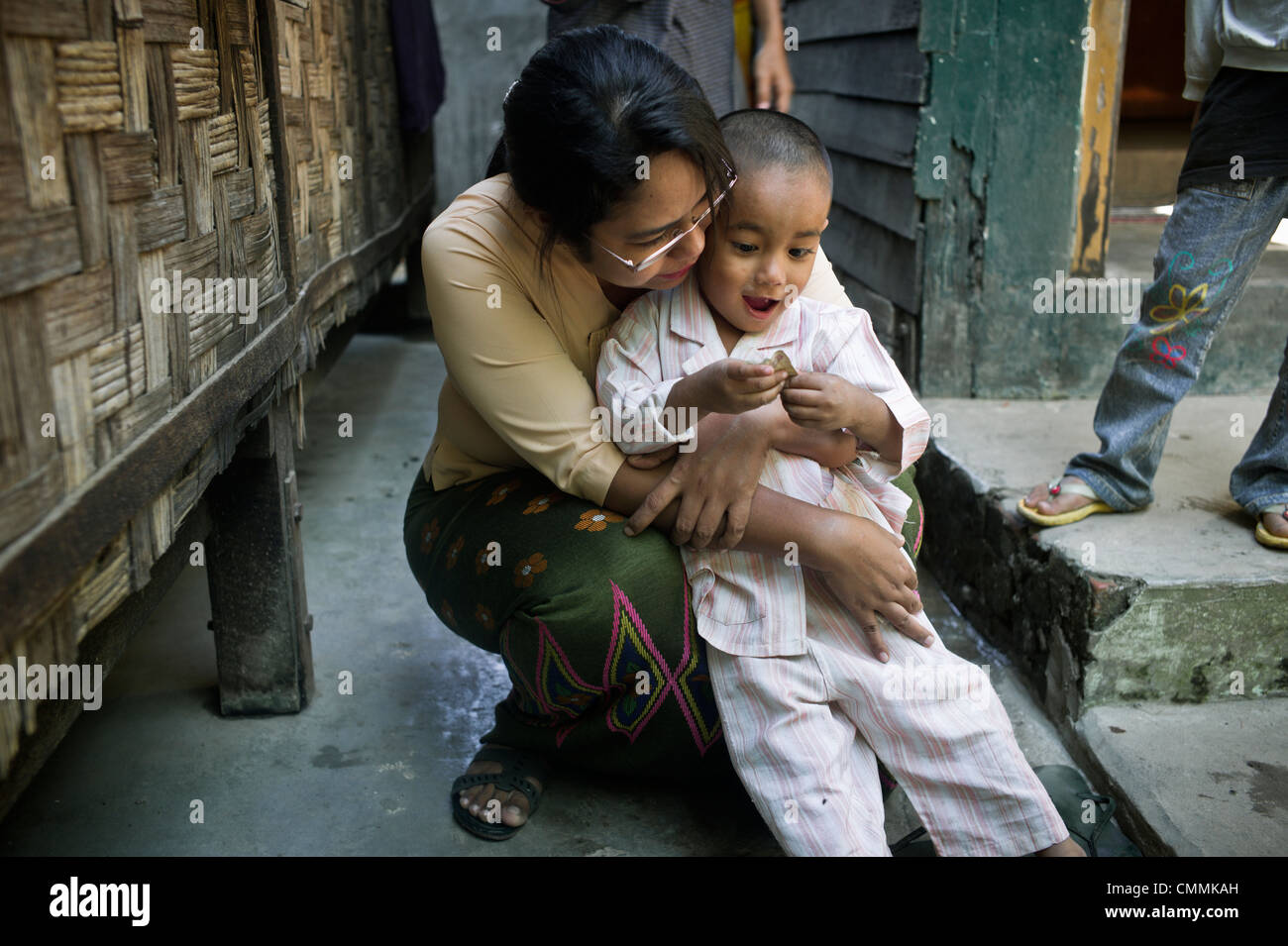 Phyu Phyu dünne kümmert sich um HIV + Patienten in der Klinik, die sie in Rangun läuft bietet kostenlose medizinische Versorgung Stockfoto