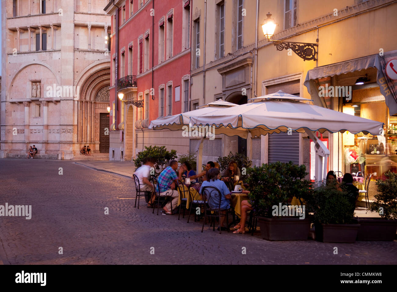 Cafe und Baptisterium, Parma, Emilia Romagna, Italien, Europa Stockfoto