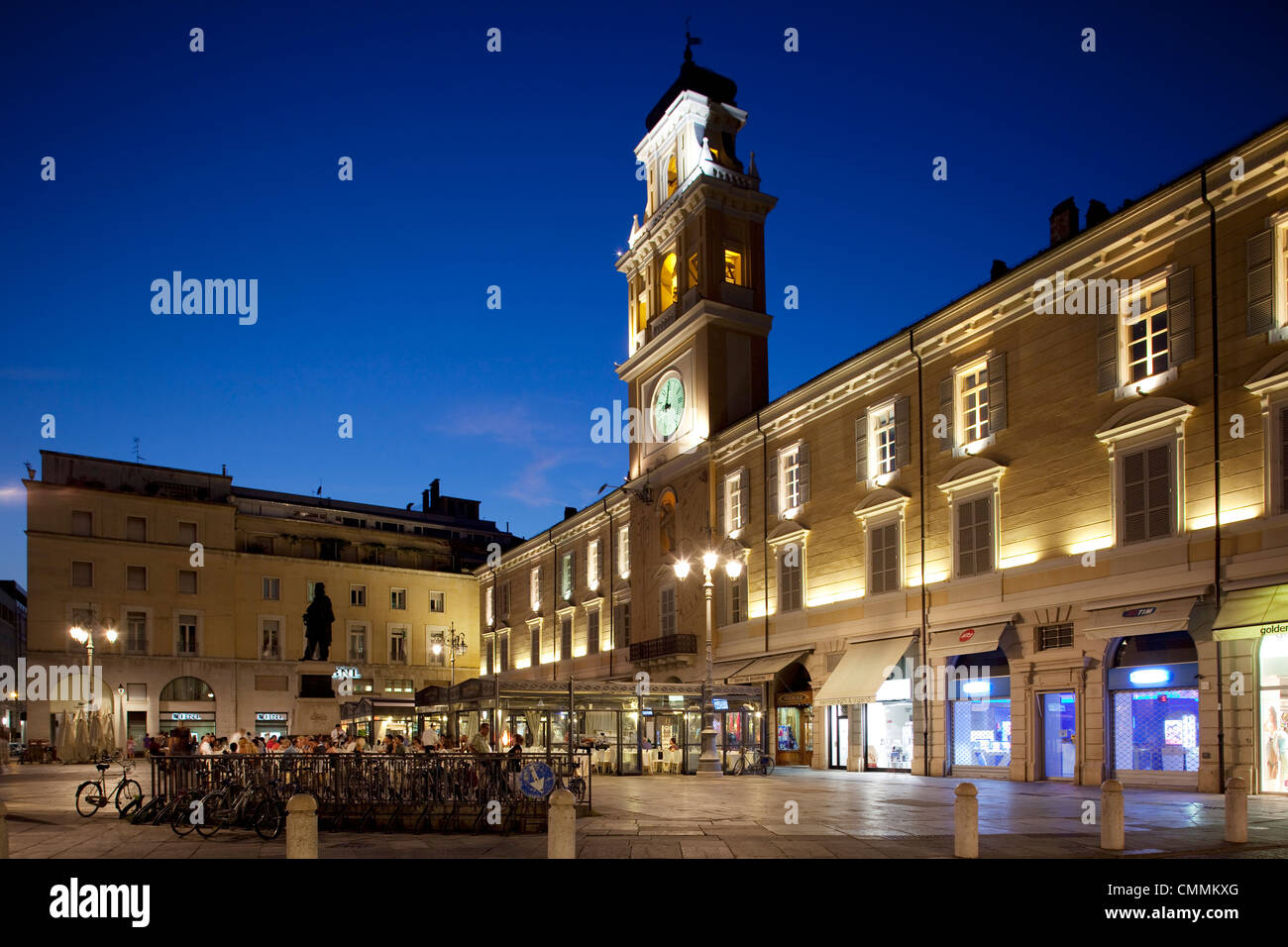 Piazza Garibaldi und Palazzo Del Govenatore in der Abenddämmerung, Parma, Emilia Romagna, Italien, Europa Stockfoto
