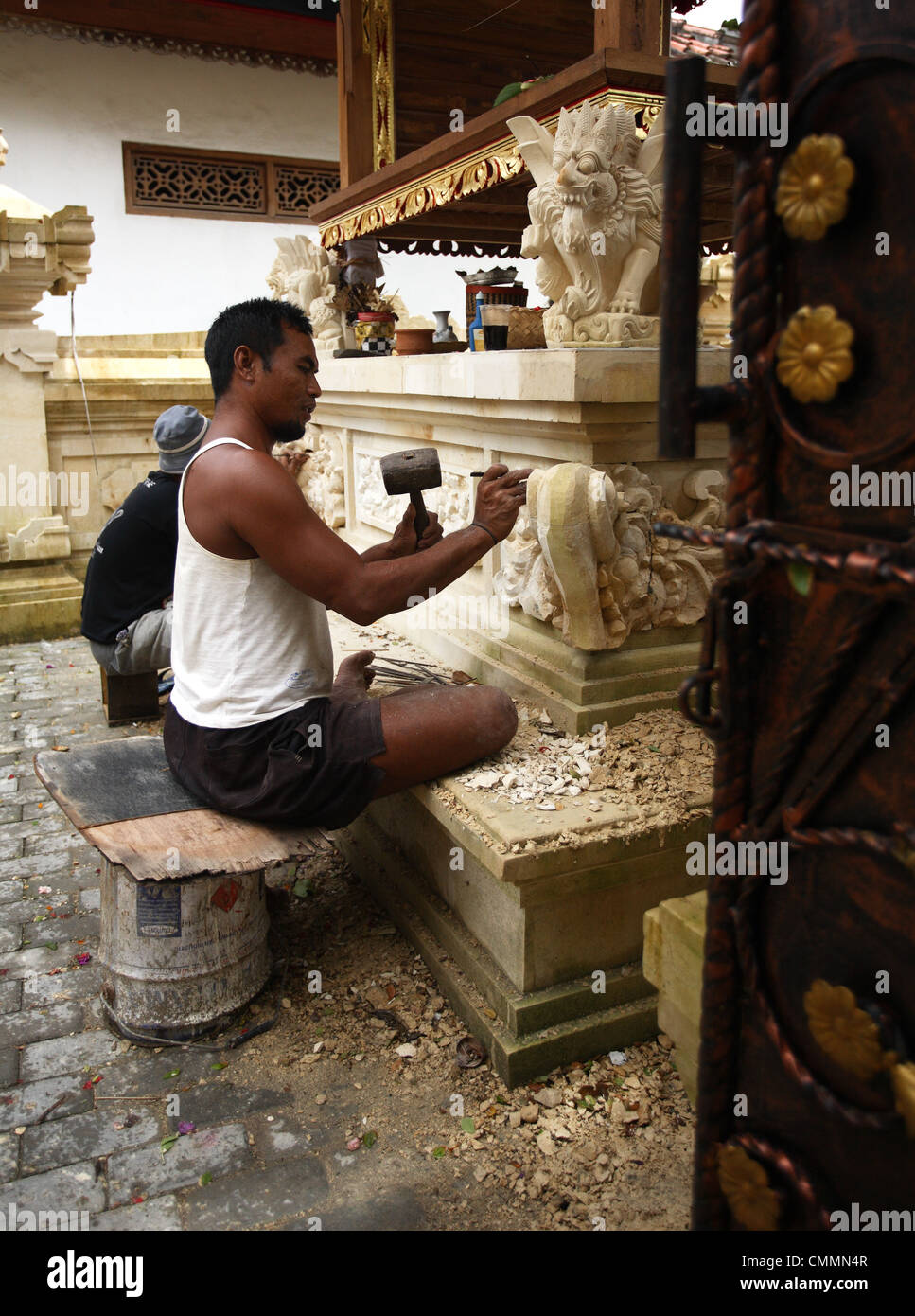 Mann schnitzen Hindu Statue in Kuta, Bali Stockfoto
