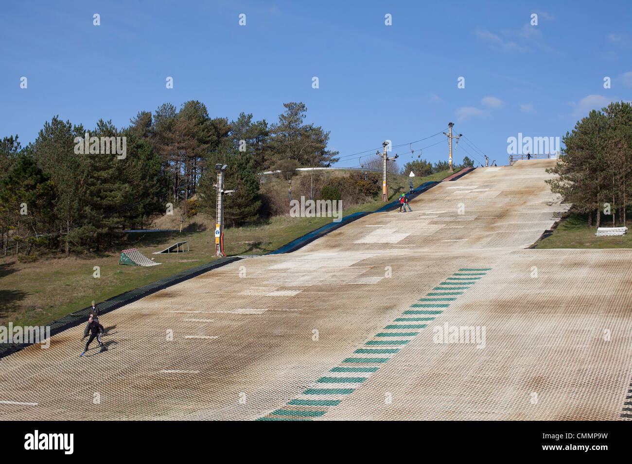 Ski-Pembrey trockener Piste in Pembrey Country Park, Carmarthenshire, Wales. Die künstliche Piste ist für Skifahrer und Snowboarder. Stockfoto