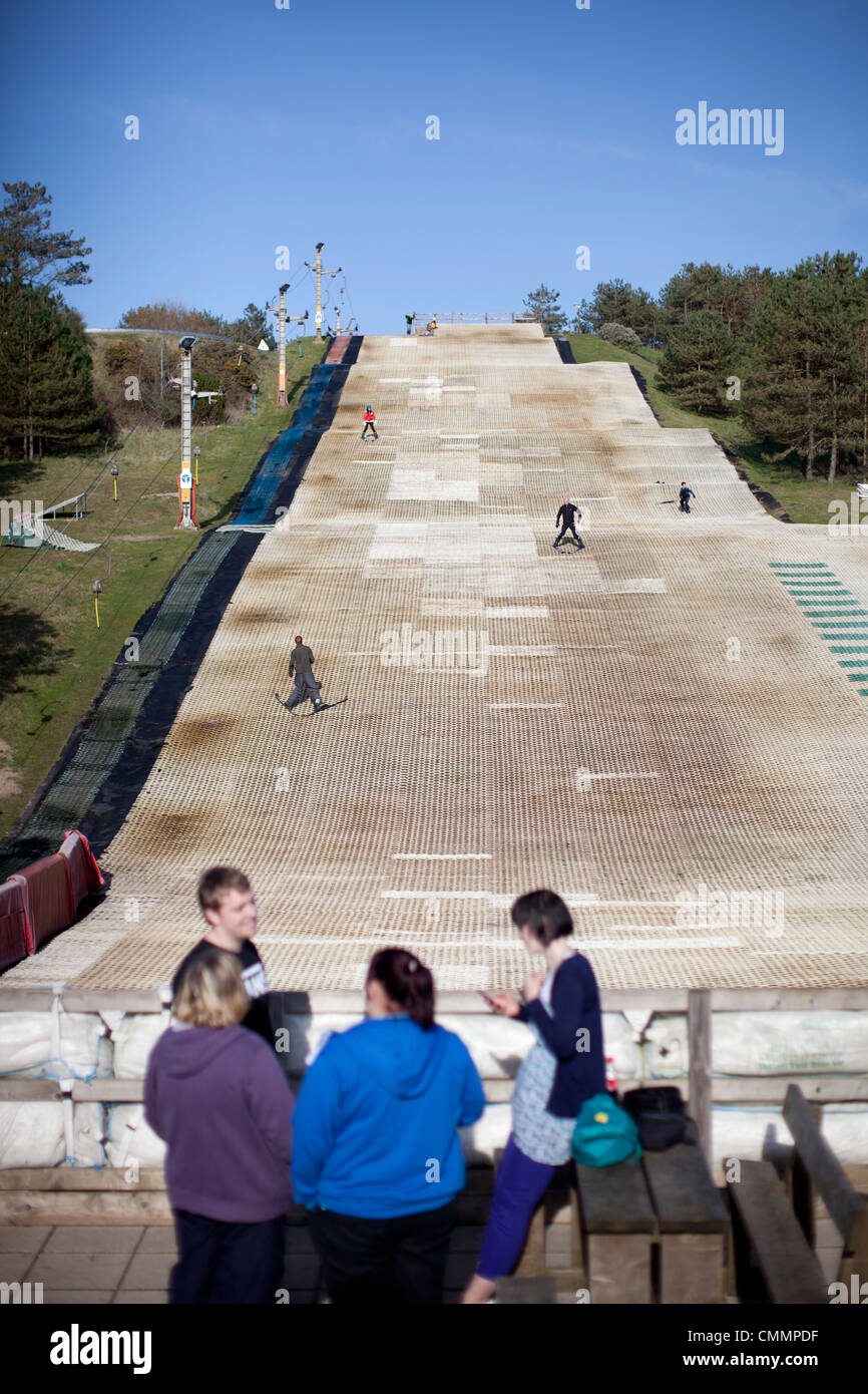 Ski-Pembrey trockener Piste in Pembrey Country Park, Carmarthenshire, Wales. Die künstliche Piste ist für Skifahrer und Snowboarder. Stockfoto